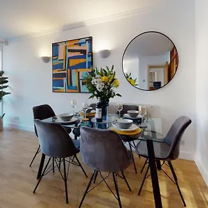  Apartment Docklands Riverside Superior 3 Bedroom Apartment By Delta Accomodation