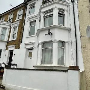 https://elmdene-road.cambridgehotelsuk.com
