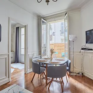 https://superb-apartment-terrace-tour-eiffel-grenelle.fr-paris.fr