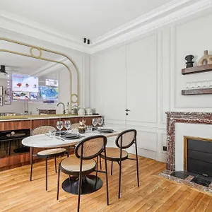 https://champs-elyses-appartement-6p1br-interior-design.fr-paris.fr