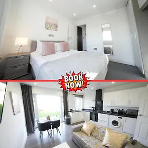 Apartment Hatton Heathrow Airport- Free Parking-free Underground To And From Heathrow Airport Hatton Cross Picture-see Fast Hatton Cross To 30min, London