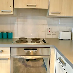 2 Bedrooms Modern Apartment, Lounge, Full Kitchen, Balcony, 5 Minutes Stratford Station London